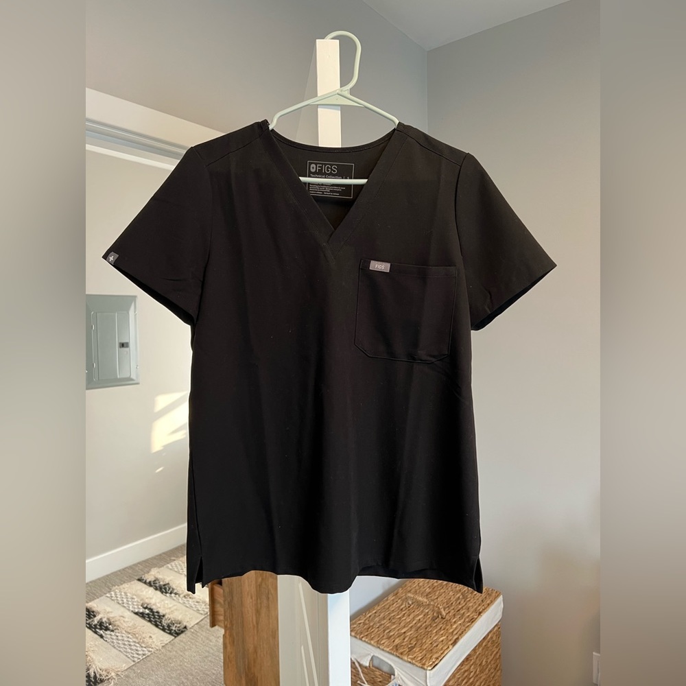 Women’s FIGS Catarina 1 pocket scrub top in black. Size small gently worn